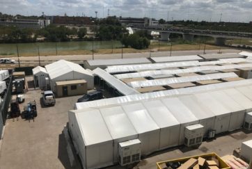 Палаточные суды вдоль границы США и Мексики: кто строит, и как они работают