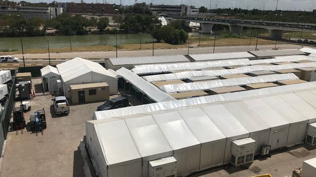 Палаточные суды вдоль границы США и Мексики: кто строит, и как они работают