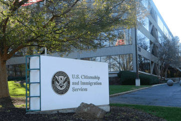 Названы сроки, когда всем ожидающим выдадут гринкарты по работе