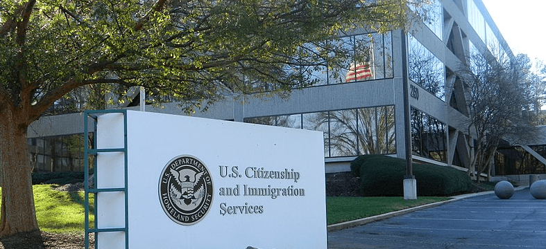 Названы сроки, когда всем ожидающим выдадут гринкарты по работе